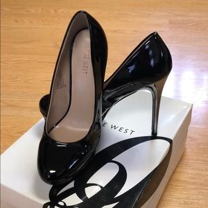 NWOT:Nine West black pumps w/ chrome heel&platform